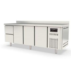 TOPLINE Kühltisch / 4-fach GN1/1 mit 2 Schubladen / 3 Türen & Aufkantung, 2245 x 700 mm