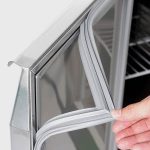 Saladette refrigerata 2 porte, 105 x 70, sovrastruttura in vetro dritto trasparente con bordo nero