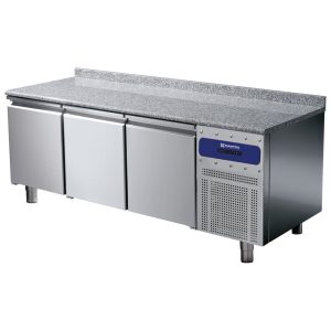 Mastro GO – Tavolo refrigerato pasticceria a 3 porte 600×400 mm, piano in granito con alzatina, -2°/+8°C – BNZ0043